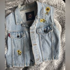 Leis Woman’s Cropped Blue Denim Vest with Sunflower Details